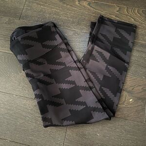 ALO Yoga Black and Gray Patterned Cropped Leggings